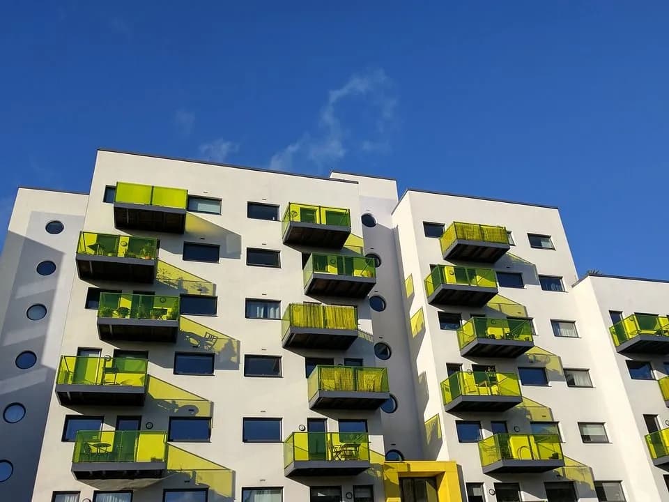 Jak ubezpieczyć mieszkanie w bloku i uniknąć kosztownych strat