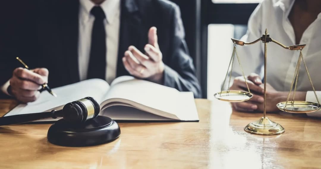 Ile kosztuje darowizna nieruchomości u notariusza? Sprawdź opłaty i podatki