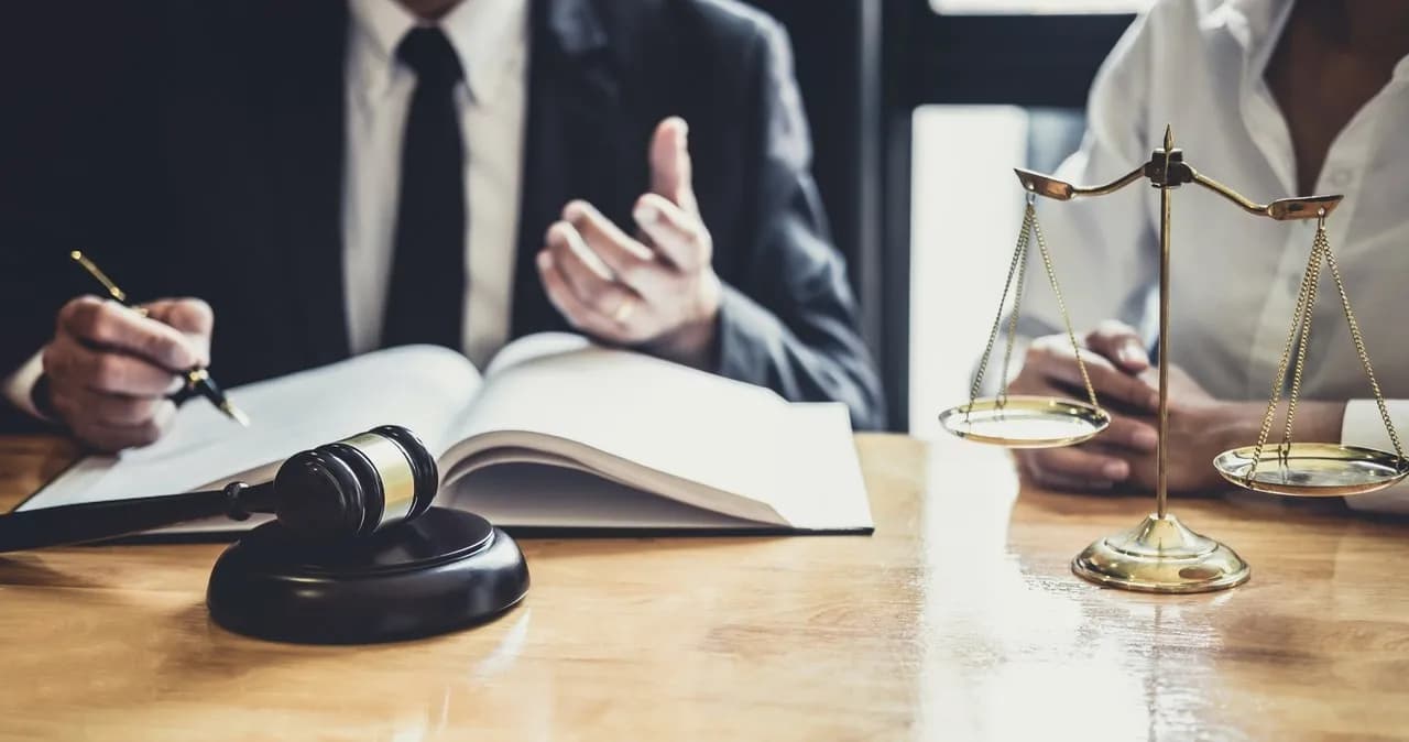 Ile kosztuje darowizna nieruchomości u notariusza? Sprawdź opłaty i podatki