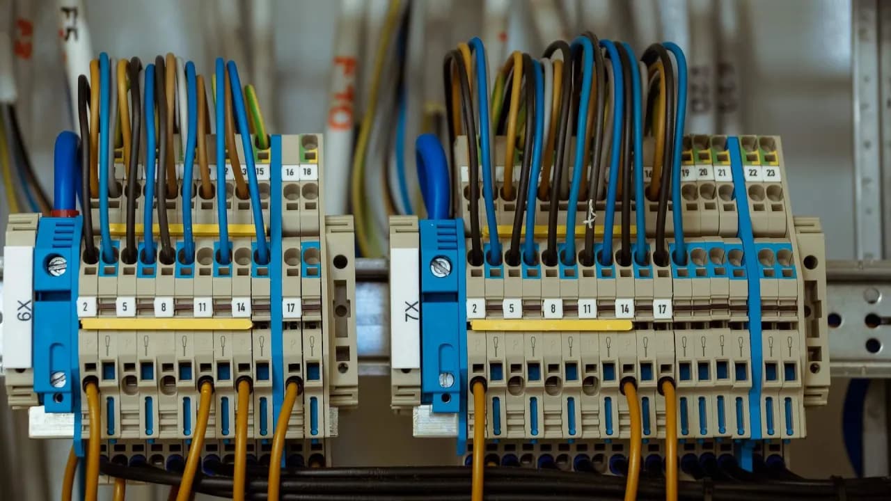 Ile się czeka na podłączenie prądu do mieszkania? Sprawdź, co wpływa na czas