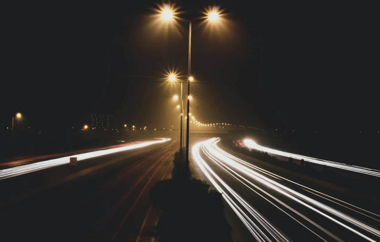 Nowoczesne oświetlenie uliczne – jak producent oświetlenia ulicznego łączy oszczędność z estetyką miasta?