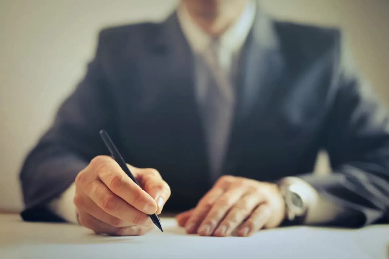 Kto płaci za notariusza przy sprzedaży mieszkania? Oto ważne informacje