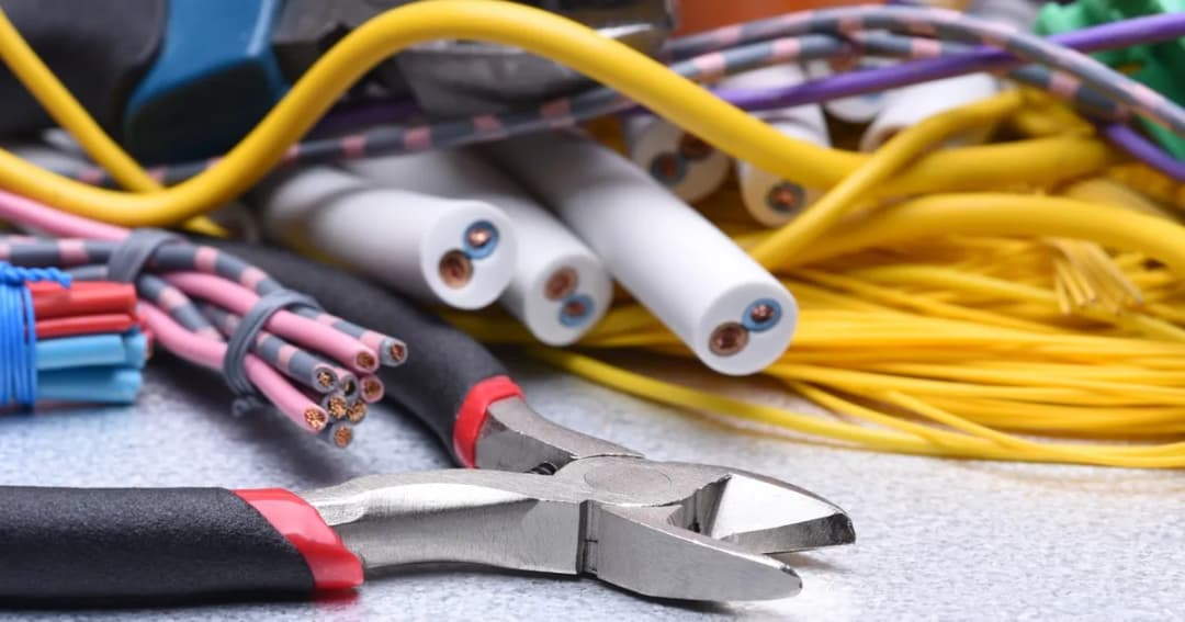 Jak doprowadzić prąd do działki - uniknij kosztownych błędów